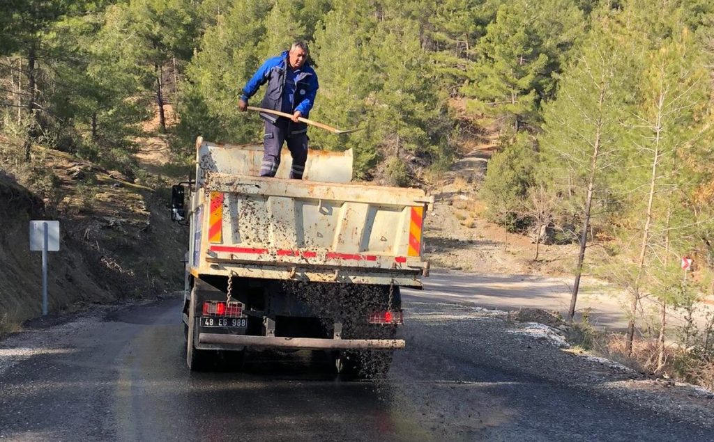 Büyükşehir Ekipleri Buzlanmaya Karşı Tuzlama Çalışması Yaptı