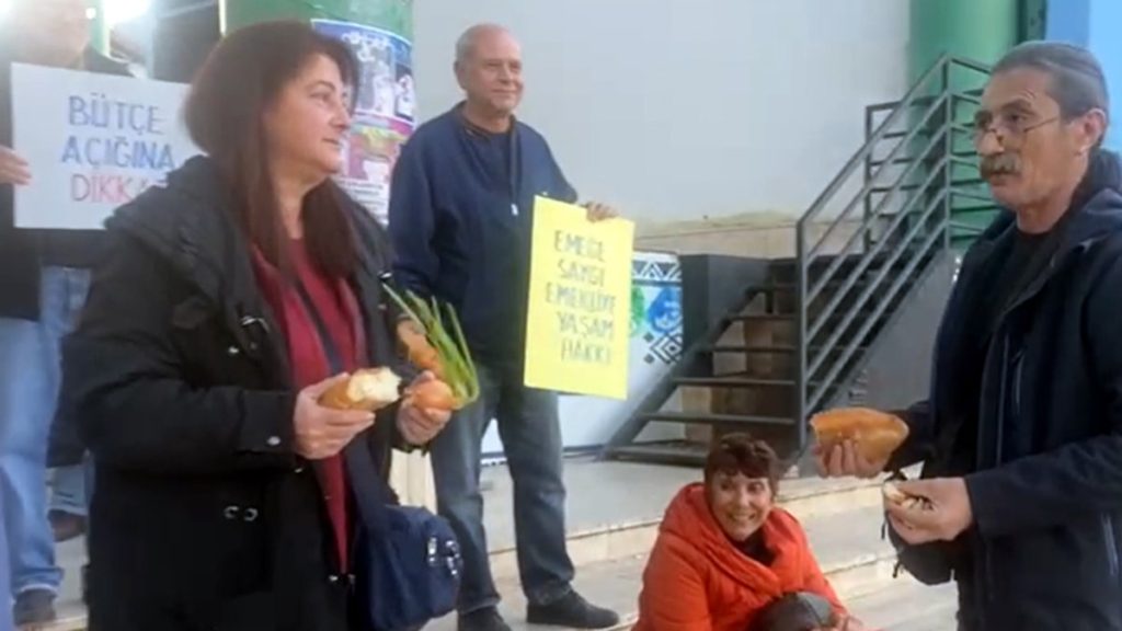 Emeklilerden ekmek ve soğanlı maaş protestosu