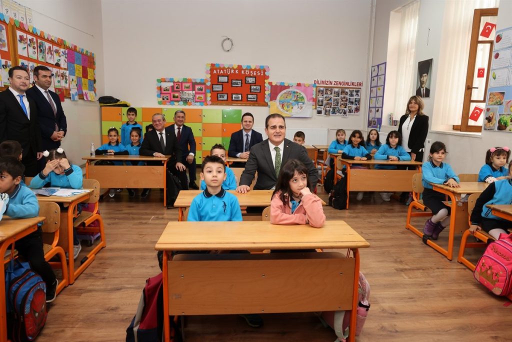 Muğla Valisi İdris Akbıyık, Menteşe Atatürk İlkokulu’nda Karne Dağıtım Törenine Katıldı