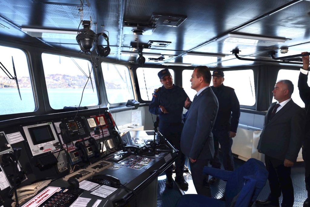 “Vali İdris Akbıyık, Sahil Güvenlik Korveti TCSG-703 Umut’u Ziyaret Ederek Çalışmalar Hakkında Bilgi Aldı”