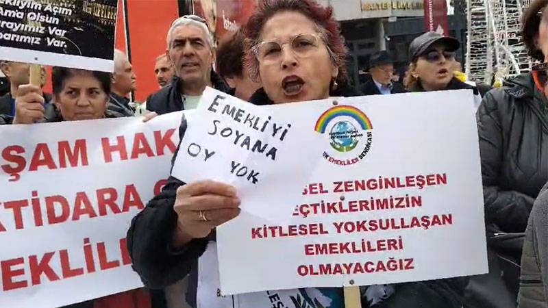 Emekliler İstanbul’da eylem yaptı: “Bizi kuru soğana muhtaç ettiniz, emekliyi soyana oy yok”