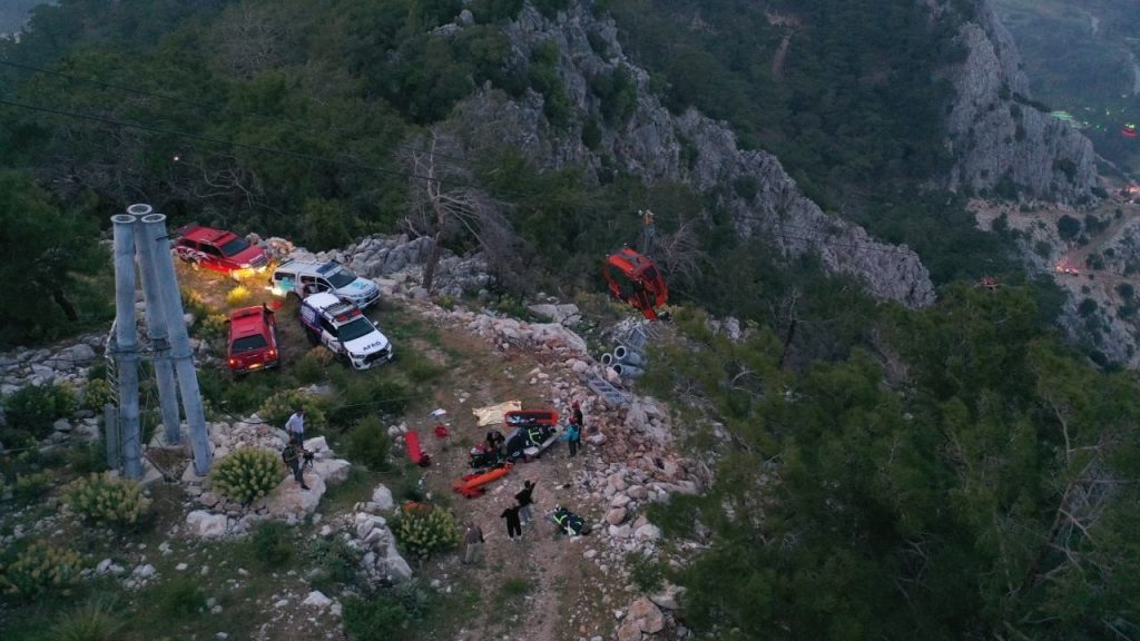 Son dakika… Antalya’da teleferik kabini parçalandı, ölü ve yaralılar var: Havada mahsur kaldılar