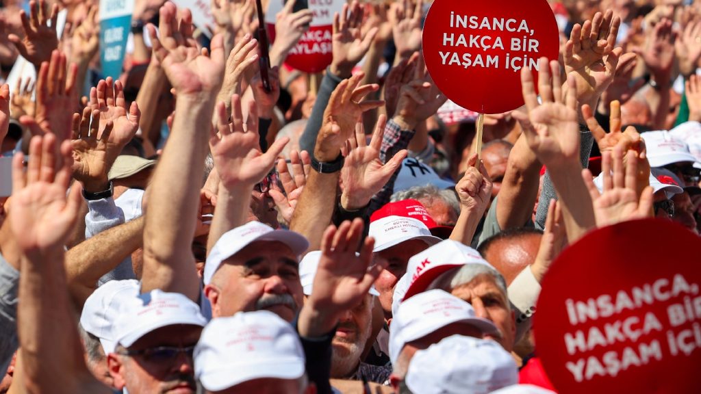 Emekliler Ankara’da | “Erdoğan dinlesin, biz bu devlete hizmet verdik; hakkımızı söke söke alacağız”