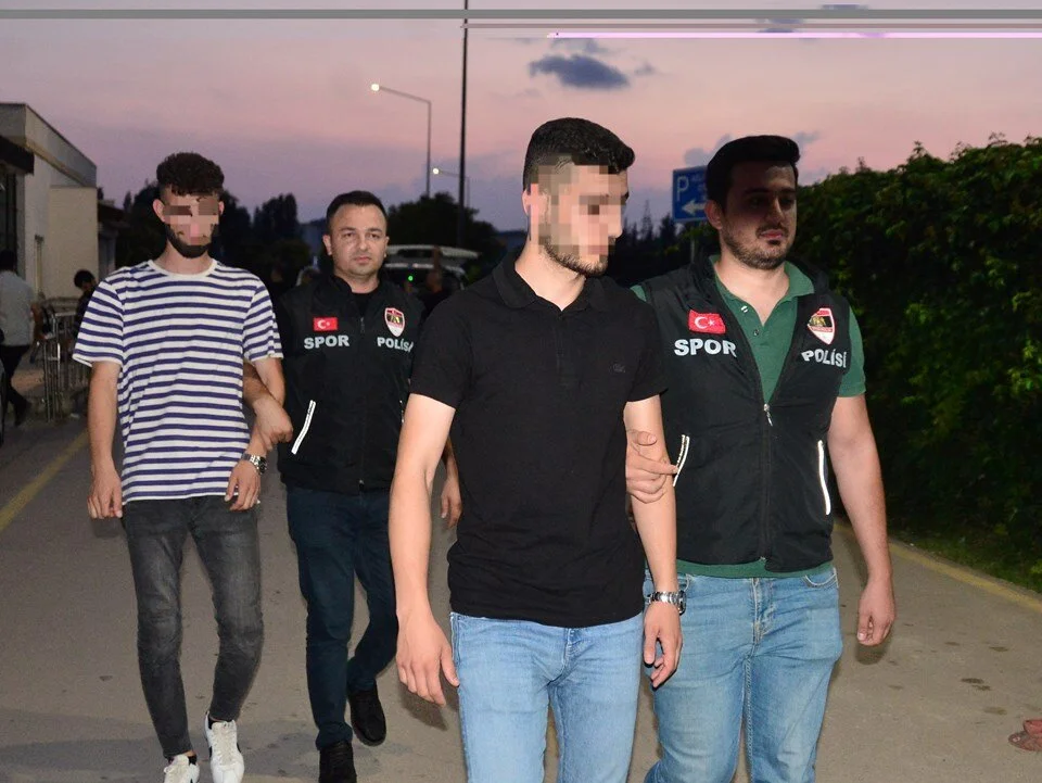 Adana’da Bodrum FK, Sakaryaspor maçında stada meşale ve torpil sokan 2 kişi gözaltına alındı.