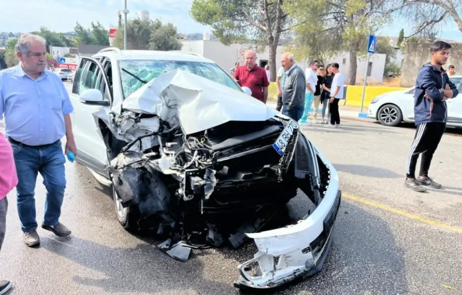 Bitez’de Zincirleme Trafik Kazası: 3 Yaralı, 5 Araç Hasar Gördü