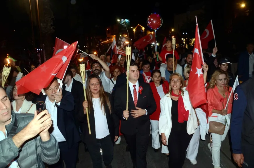 Bodrum’da Cumhuriyet Bayramı Coşkusu ve Gerginlik: Fener Alayı’na Binlerce Kişi Katıldı