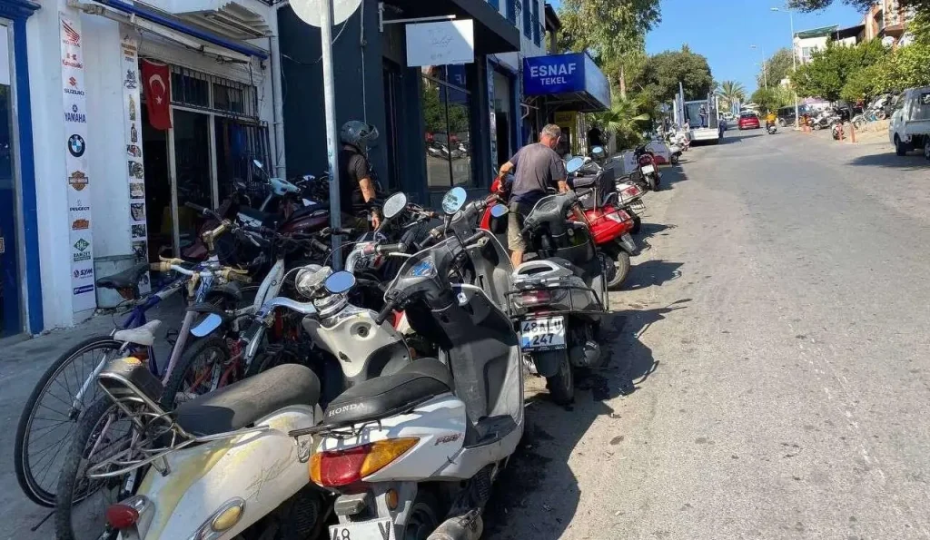 Bodrum’da kötü görüntü oluşturan motosikletler kaldırıldı.