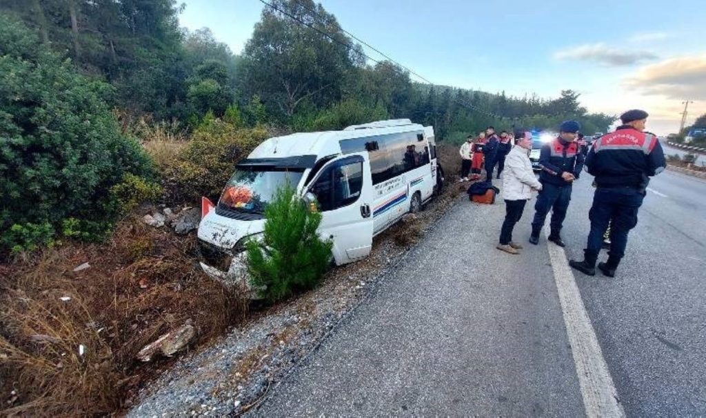 Bodrum’da yolcu minibüsü şarampole yuvarlandı: 8 yaralı